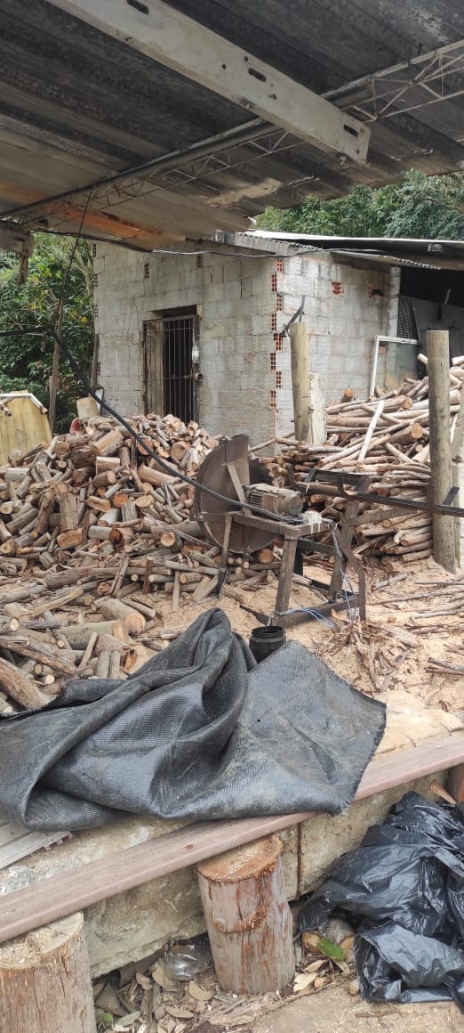 Polícia Ambiental identifica ilícitos ambientais em madeireira de Cachoeiras de Macacu 